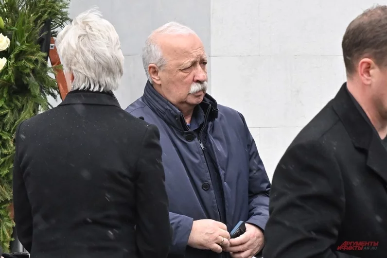 Актер, телеведущий Леонид Якубович на церемонии прощания.