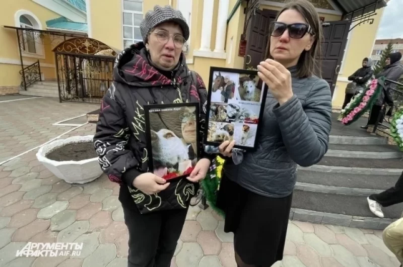 Многие принесли на прощание фотографии Валерии: на снимках она счастливо улыбается, обнимая своих любимцев — тех самых собак, которые стали частью её судьбы и были рядом в последние минуты.