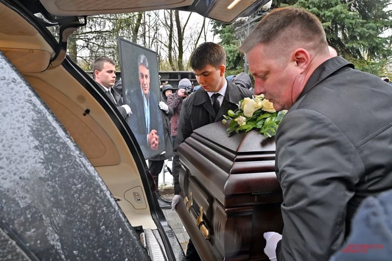 Церемония прощания с телеведущим Алексеем Пимановым в Москве. 