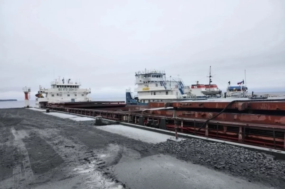 Теплоход сел на мель в Онежском озере