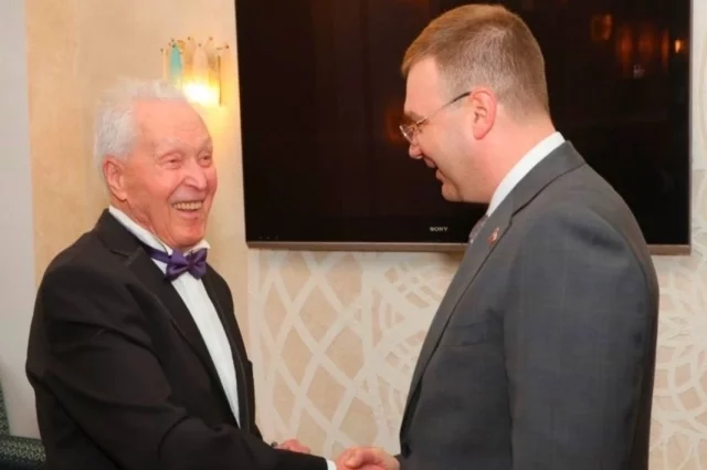 Глава Перми Эдуард Соснин лично поздравил ветерана с праздником.