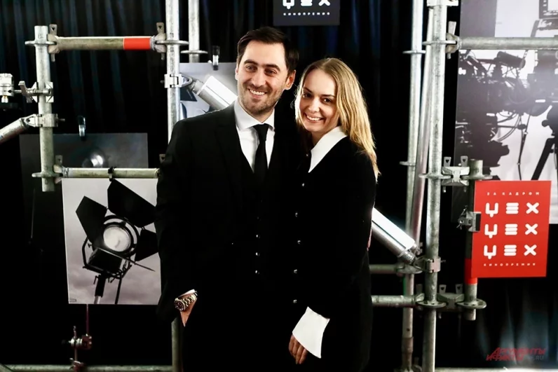 Актер Дмитрий Чеботарев с супругой, актрисой Лизой Климовой на церемонии вручения.