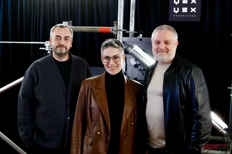 Креативный директор онлайн-кинотеатра «Кион», генеральный продюсер студии «Кион фильм» Илья Бурец, генеральный директор холдинга ON Медиа Софья Митрофанова и директор по производству оригинального контента онлайна-кинотеатра «Кион», генеральный директор студии «Кион фильм» Максим Филатов (слева направо) на церемонии вручения.