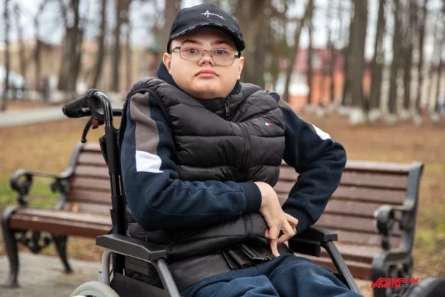 Чтобы Саша встал с инвалидной коляски, нужны ещё одна операция и наша помощь!