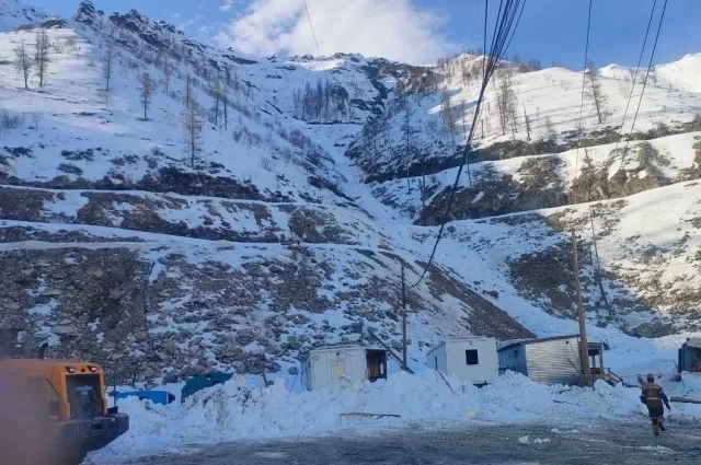 Лавина сошла со склона горы на компрессорную станцию