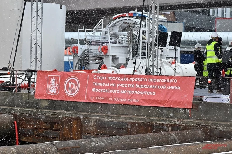 Помимо тоннелей, на новой линии идет активная работа над станциями. Сейчас стройка кипит на станциях «ЗИЛ», «Остров Мечты», «Кленовый бульвар», «Луганская» и «Каспийская».