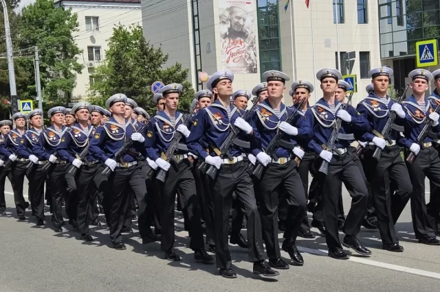 В прошлом году в военном параде в Новороссийске участвовали 1200 человек. По главной улице прошли военнослужащие и проехали колонны техники и ретроавтомобили.