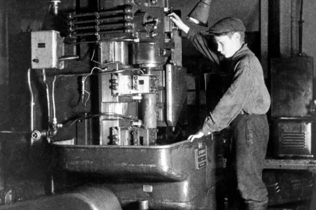 В годы войны подростки заменили ушедших на фронт взрослых. 