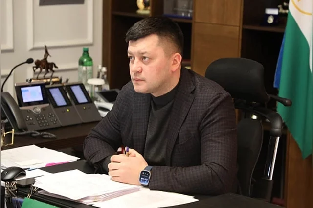 Утром 28 апреля в кабинет Ратмира Мавлиева вошли оперативники ФСБ. Обыски прошли у двух его заместителей.