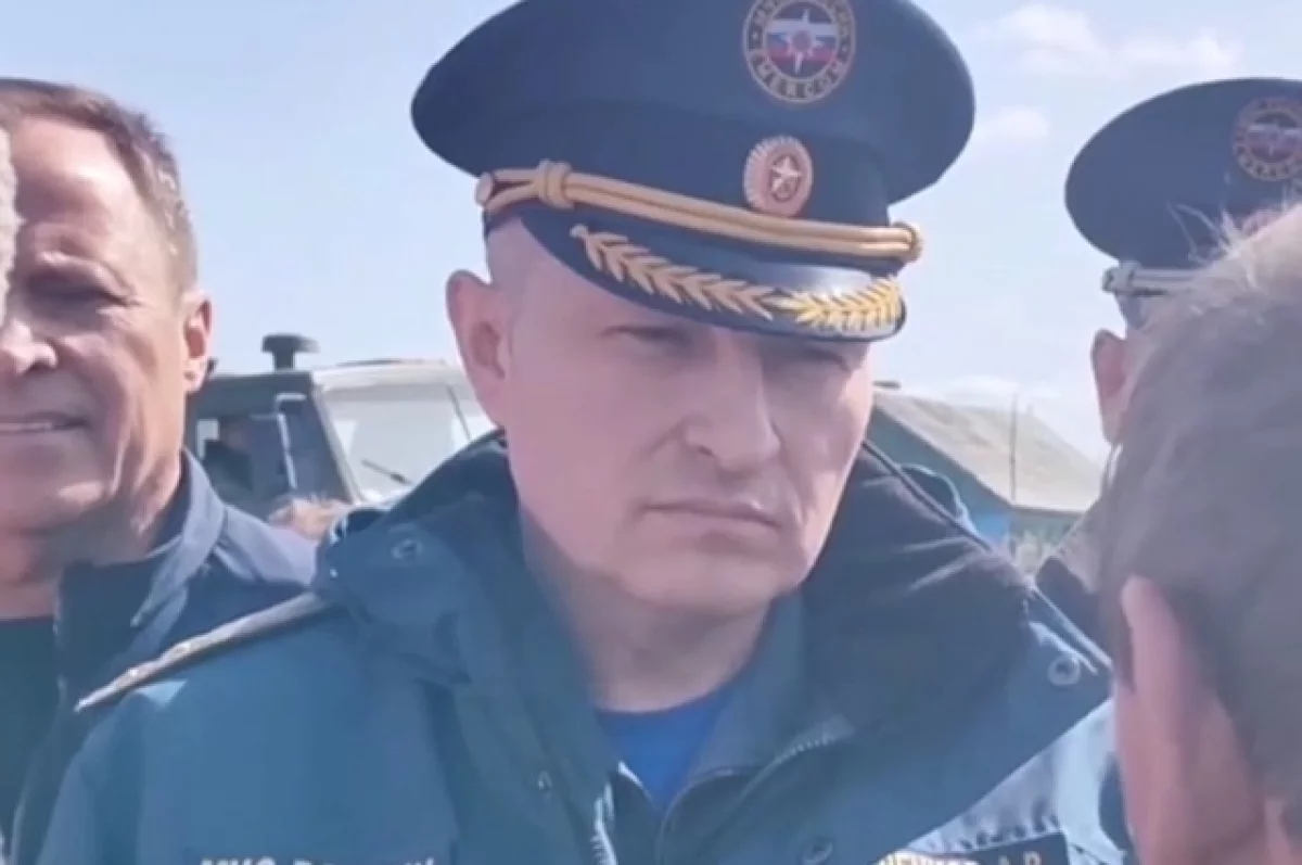 Глава МЧС Куренков прибыл на горящий после атаки БПЛА НПЗ в Туапсе