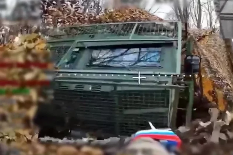 Расчет FPV-дронов войск беспилотных систем группировки «Север» уничтожил украинскую САУ «Богдана» в Харьковской области.