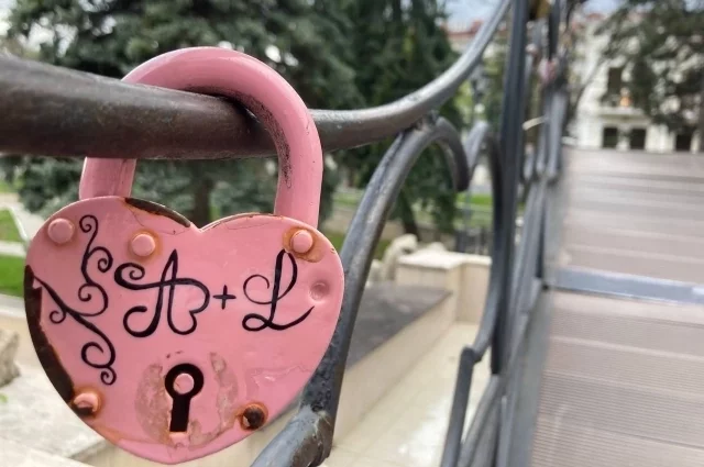 Свадебный замочек — один из популярных атрибутов молодожёнов.