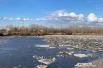 Собираются перед дамбой.