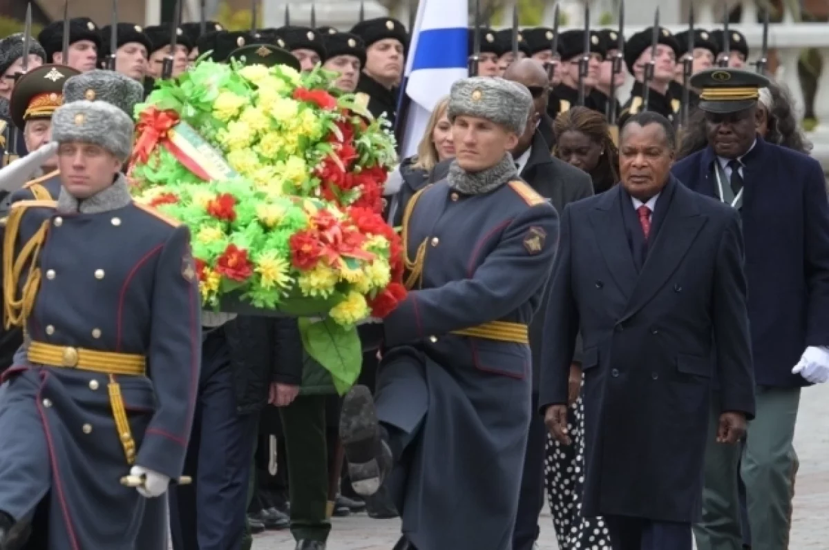 Президент Конго возложил венок к Могиле Неизвестного Солдата в Москве