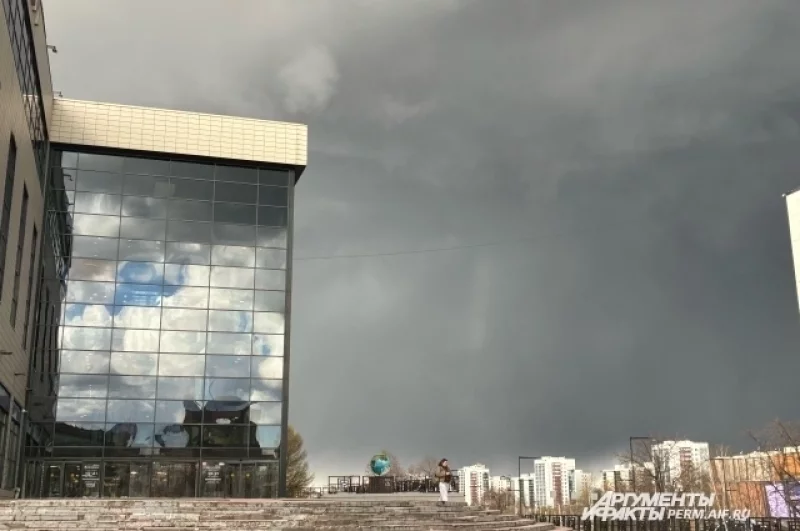 В центре города небо выглядит не менее пугающим.