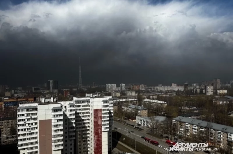 Тучи и дым делают небо чёрным.