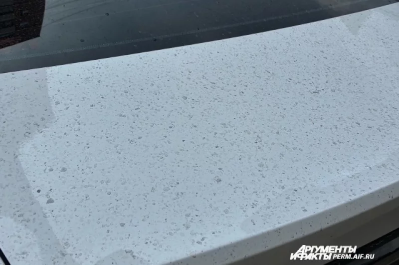 После дождя водители заметили на машинах чёрные пятна.