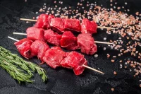 Телятину тоже можно поджарить на мангале, сделать вкусной и мягкой.