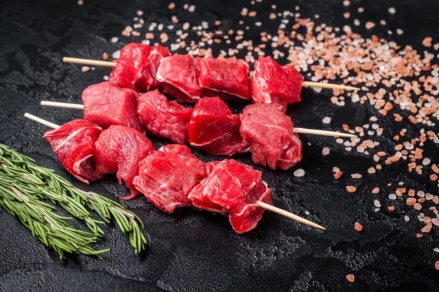 Телятину тоже можно поджарить на мангале, сделать вкусной и мягкой.