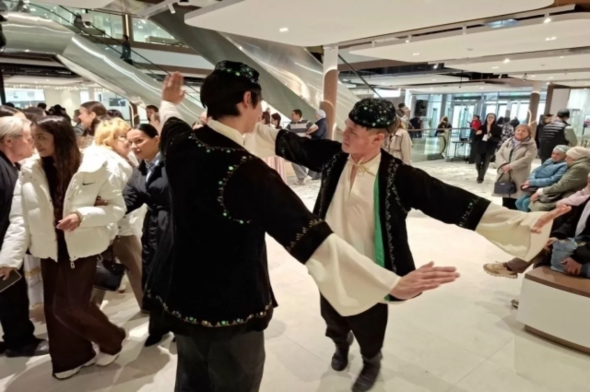 В честь открытия ЦУМа устроили концерт. 