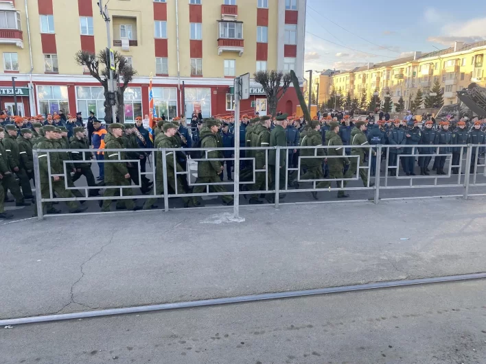 На репетицию собрались посмотреть жители.
