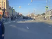 Идут с флагами.