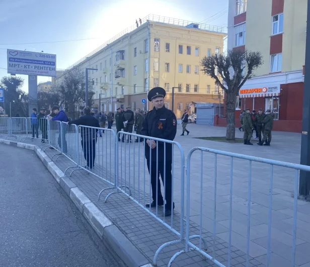 Для репетиции перекрыли часть дороги.