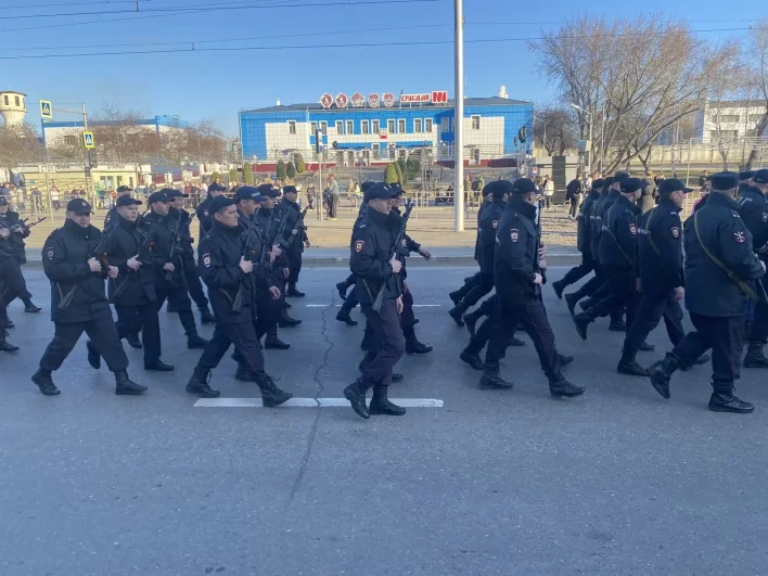 Марш с оружием.