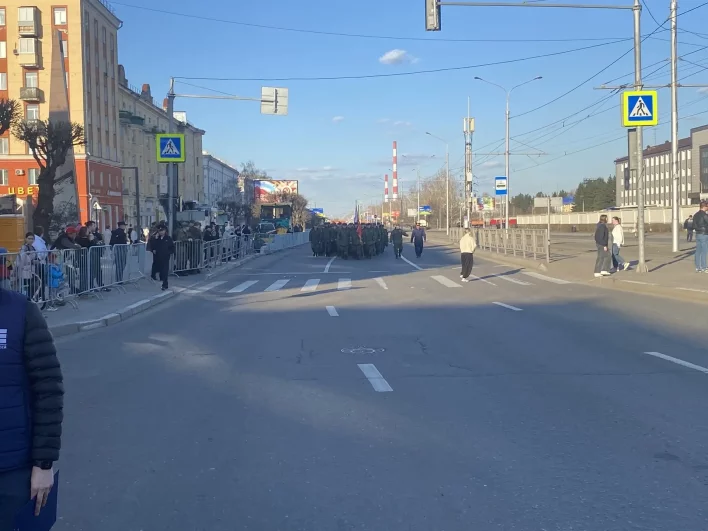 Идут с флагами.