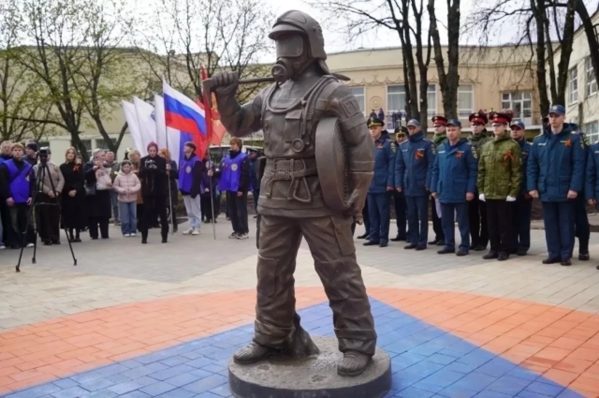 В День пожарной охраны в Брянске открыли памятник Огнеборцу