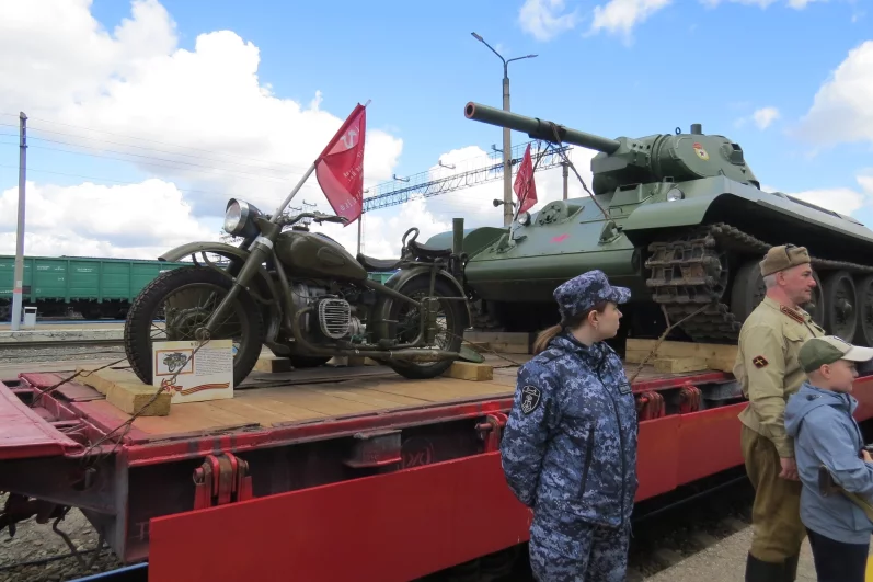 Советский тяжёлый мотоцикл М-72 и танк Т-34.