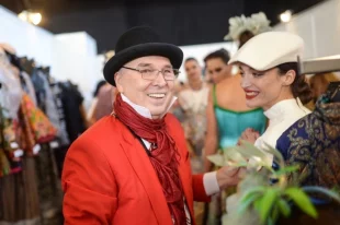 Дизайнер Вячеслав Зайцев с моделью перед показом своей новой коллекции при участии марки YeZ by YEGORZAITSEV в рамках недели моды.