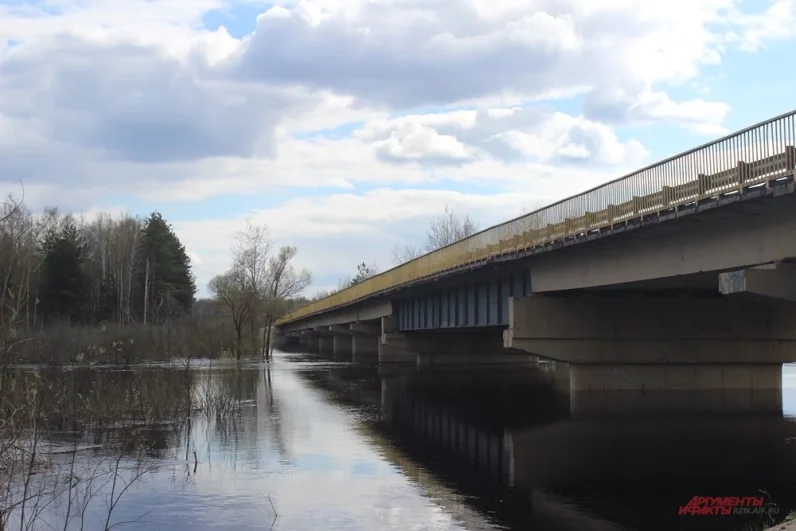 Вода в Пре всё ближе к мосту.