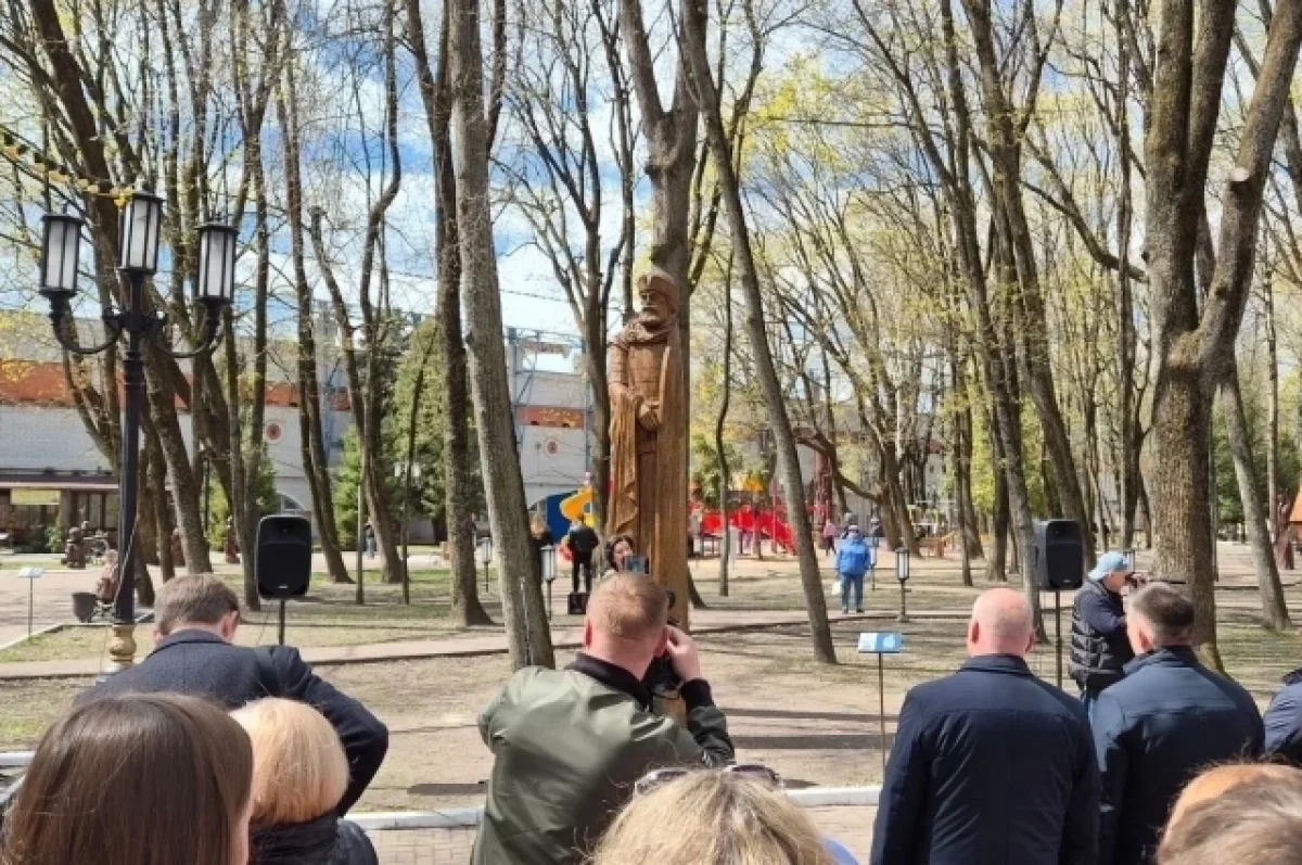 В парке имени Толстого в Брянске открыли скульптуру князя Романа Брянского