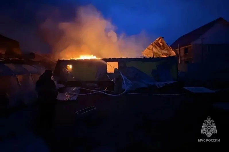 Около двух часов ночи поступило сообщение о возгорании частного жилого дома в пгт. Высокий города Мегиона. 
