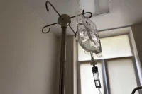 Медики едва успели спасти мужчину после змеиного укуса и укуса клеща. 