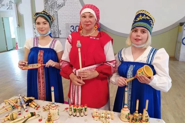 Марина Ещеева посередине