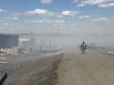 Из-за сильного ветра огонь бысро распространился на соседние дома и постройки.