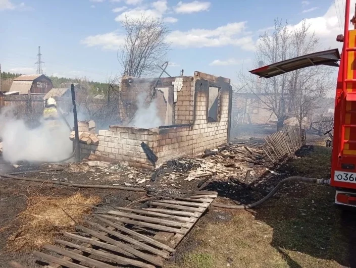Сгорело 12 дачных домов.