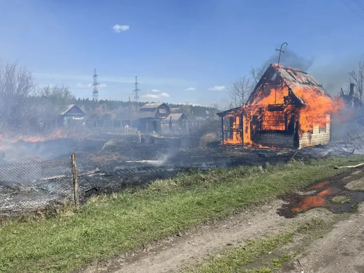 Дачи полыхали в СНТ возле поселка Шушенское.