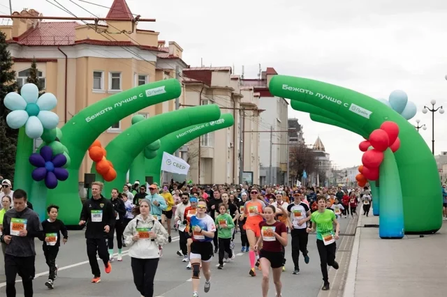 Дистанцию на 10 км выбрали 13 638 человек — это самый популярный слот забега из года в год и рекордное число участников за всю историю марафона. 