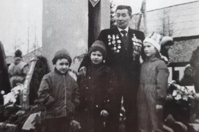 Родион Комбагир с внуками в посёлке Тура в 1988 году.
