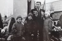 Родион Комбагир с внуками в посёлке Тура в 1988 году.