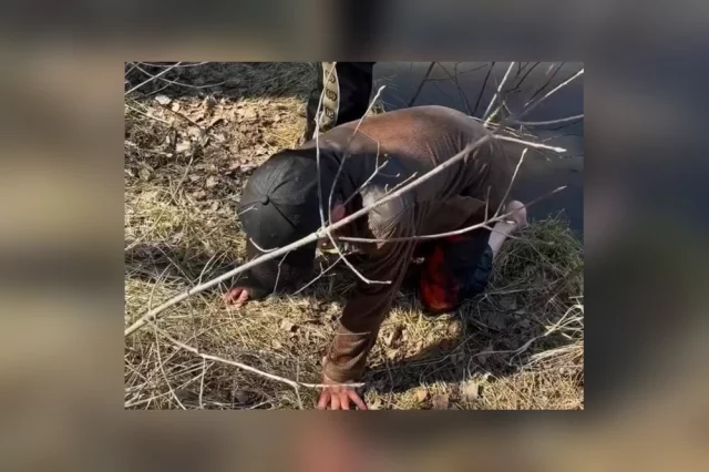  Вместо этого она скинула одежду и бросилась в ледяную воду, чтобы вытащить 8-летнего ребёнка.