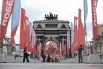Москва активно готовится отмечать День Победы. По всему городу установили более 3,5 тысяч декоративных элементов. Триумфальная арка на площади Победы украшена звездой и флагами.