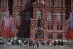 Особенно органично смотрятся украшения у памятника маршалу Георгию Жукову на Манежной площади.