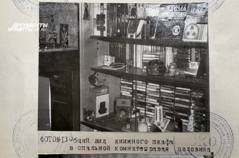 Общий вид книжного шкафа в спальной комнате, права половина.