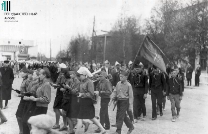 Участники детской военной игры «Зарница» на площади во время парада в честь Дня Победы в Великой Отечественной войне. Кудымкар, Пермская область, 9 мая 1962 г. Фотограф: С.Ф. Тараканов.