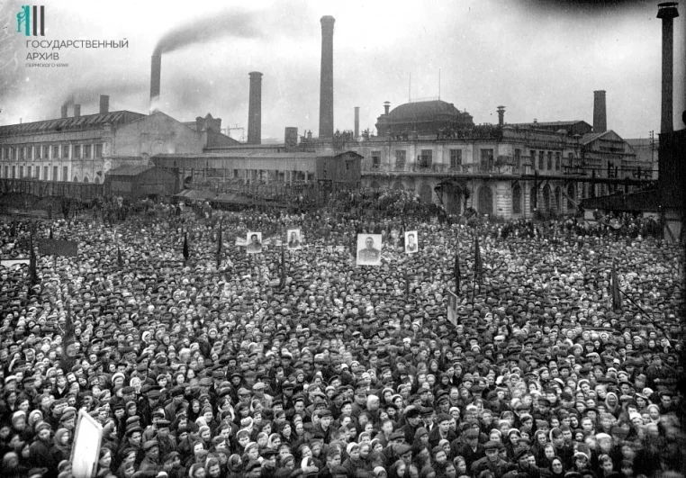 Митинг трудящихся завода им. Ленина в честь Дня Победы в Великой Отечественной войне. Пермь, 9 мая 1945 г.