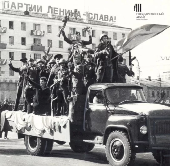 Театрализованное представление на тему Великой Отечественной войны на Октябрьской площади в День Победы. Пермь, 1987 г.